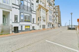 Dit charmante appartement bevindt zich in een kleinschalig gebouw zonder syndicus en biedt, na een opfrissing, heel wat potentieel als tweede verblijf of investering aan zee. De leefruimte met open keuken vormt een aangename plek om te ontspannen na een dag aan het strand. Verder beschikt het appartement over twee slaapkamers, een badkamer met douche en toilet, en een praktische berging.<br />De ligging is zonder twijfel een troef: vlakbij de zeedijk, winkels, restaurants en het openbaar vervoer, alles op wandelafstand. Een ideale opportuniteit voor wie op zoek is naar een betaalbare stek aan zee met tal van mogelijkheden.<br /><br />Neem voorsprong met een vrijblijvende en gratis schatting van uw eigendom via:<br />👉 www.residentievastgoed.be/gratisonlineschatten<br /><br />EPC: 189 kWh/m² - UC: 3729756 ~ Vg, Wg, Gvkr, Gvv, Gmo ~ Ref. MI24367