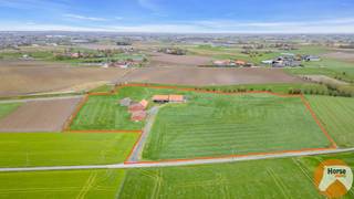 EERSTE BEZOEKDAG ZATERDAG 25 APRIL 2026 VAN 12U TOT 16U (ENKEL OP AFSPRAAK!!)HOOGLEDE - Uitzonderlijke hoevesite op 4 ha in groene valleiVoor wie...