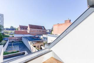 Belangrijk om te weten is dat u dit kan aankopen onder de <strong>2% registratiebelasting</strong> indien van toepassing voor u. Dit appartement ligt op de tweede en ook bovenste verdieping ligt dit <strong>volledig energetisch gerenoveerde</strong> appartement, waar comfort en licht centraal staan. Een grote troef is de nabije ligging van de <strong>markt van Lokeren.</strong> <br /><br />De<strong> lichtrijke leefruimte met open keuken </strong>vormt een het hart van het appartement. Vele raampartijen zorgen voor veel natuurlijk licht en creëren een mooie verbinding met het terras van ca. 10 m². Hier geniet u van een aangenaam open gevoel om buiten te ontspannen.<br /><br />Het appartement beschikt over <strong>twee ruime slaapkamers</strong>, een <strong>moderne</strong> <strong>badkamer</strong> en een praktische <strong>berging</strong> die zorgt voor extra opbergruimte. Het gastentoilet is apart. <br /><br />Voor een optimaal binnenklimaat werd gekozen voor een energiezuinige airco op een <strong>lucht-luchtwarmtepomp</strong>. Deze installatie verwarmt efficiënt tijdens de wintermaanden en zorgt tijdens warme zomerdagen voor aangename verkoeling. Hier geniet u dus van <strong>lage verbruikskosten</strong>.<br /><br />Er is een <strong>gemeenschappelijke fietsenberging inbegrepen</strong>.<br />Daarnaast hebt u hebt ook de mogelijkheid om een<strong> staanplaats</strong> mee aan te kopen, vraagprijs: 17.500 euro. <br /><br />Troeven nog eens op een rij:<br />Volledig gerenoveerd met ingrijpende energetische renovatie<br />Lichtrijke leefruimte met open keuken<br />Twee slaapkamers<br />Aankoop mogelijk onder het gunstige tarief van <strong>2% registratiebelasting </strong>(onder voorbehoud van het voldoen aan de wettelijke voorwaarden)<br /><br />Wenst u een bezoek in te plannen voor dit prachtig appartement?<br />Bel voor info of een vrijblijvend bezoek naar 03 502 98 74 of mail naar kristof@claves.be.<br />
