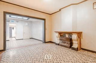 Ben je op zoek naar een betaalbare woning met 4 slaapkamers op een centrale ligging te Ronse? Gevonden!<br /><br />Deze woning bevindt zich in het centrum van Ronse met onmiddellijke toegang tot de Kruisstraat waarlangs je onmiddellijk Ronse kan uitrijden. Alle faciliteiten zijn dus stapvoets te bereiken. Mits enkele renovatiewerken kan je van deze woning een leuke thuis maken.<br /><br />Indeling:<br />-GLV: Via de inkomhal kom je rechts in het ruime bureel of rechtdoor in de leefruimte. Aansluitend volgt de keuken met berging. Er is tevens nog een badkamer.<br />-1stV: Twee zeer ruime slaapkamers.<br />-2deV: Twee kleinere slaapkamers.<br /><br />Spreekt deze woning jou aan en wens je hier een thuis van te maken? Maak snel een afspraak voor een bezoek ter plaatse.