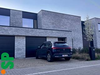 De woning heeft de volgende indeling: Men komt binnen in de inkomhal met het apart toilet (tegels). Van hieruit kan men naar de ruime en...