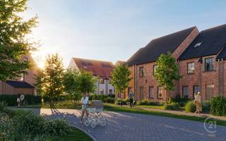 <strong>115 maisons neuves durables à vendre à Leffinge</strong><br />À proximité de Middelkerke et d'Ostende, vous découvrirez 't Cleygoed, un lotissement unique de 115 maisons neuves durables. Ici, vous pouvez profiter du calme et de la tranquillité de la campagne, tout en gardant la ville à portée de main. Que vous soyez un jeune couple, une famille, un moyen ou un senior : il y a quelque chose pour tout le monde à 't Cleygoed. Vivre plus grand ou plus petit, entouré de verdure, avec des techniques durables qui préparent l'avenir ? Bienvenue à 't Cleygoed.<br /><br /><strong>Vivre à la campagne avec le confort moderne</strong><br />'t Cleygoed offre une belle variété de maisons rurales pour ceux qui recherchent la paix et la nature. Chaque maison a son propre caractère et un aspect qui s'harmonise parfaitement avec la nature environnante. Que vous optiez pour un bâtiment fermé ou semi-ouvert, vous vous sentirez ici comme chez vous. Le style rural combiné au confort moderne le plus récent : 't Cleygoed fait de votre rêve de vie une réalité.<br /><strong>Votre maison idéale</strong><br />Tout comme chaque personne est unique, nos maisons neuves durables le sont également. Ce qu'elles ont en commun, c'est une finition de haute qualité et la possibilité de concevoir votre maison entièrement selon vos souhaits. Chez 't Cleygoed, c'est plus qu'une simple maison : c'est un endroit où vos souhaits deviennent réalité. Découvrez comment nos plans s'adaptent parfaitement à votre vision et faites de la vie à 't Cleygoed votre propre morceau de tranquillité.<br /><strong>Près de la côte et des polders</strong><br />Ces maisons nouvellement construites offrent le meilleur des deux mondes : la paix sereine des polders et la côte animée à proximité. Middelkerke et Ostende sont facilement accessibles, ce qui vous permet de combiner le charme de la campagne avec la commodité de la ville. L'endroit idéal pour ceux qui recherchent la déconnexion, sans perdre le contact avec la vie quotidienne.<br /><strong>La maison de vos rêves dans la phase 1</strong><br />'t Cleygoed est un lotissement résidentiel qui offre une gamme variée d'habitations. Quels que soient vos souhaits, nous les réaliserons. La phase 1 de ce projet prometteur est désormais en vente. Saisissez l'occasion d'acquérir la maison de vos rêves !<br />