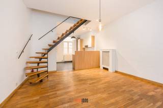 Deze woning wordt aangeboden met een instelprijs!*<br />Bezoekdag zaterdag 19/9. Op voorhand inschrijven via de website www.futurimmo.be.<br /><br />Op zoek naar een charmante woning in het centrum van Brugge? <br /><br />Deze hoekwoning is een ideale plek om te wonen. Met een gezellig stadsterras met fietsenpoortje, is er voldoende ruimte om te genieten van het buitenleven. Het huis is perfect voor eigen bewoning of als investering om te verhuren.<br /><br />Deze woning is goed gelegen, met een vlotte bereikbaarheid naar het centrum alsook de ring van Brugge. <br /><br />Indeling: inkomhal, gastentoilet, open ingerichte keuken, lichtrijke woonkamer waar het uiterst aangenaam vertoeven is. <br />Eerste verdieping: ruime slaapkamer en badkamer (dubbele lavabo - ligbad/douche), toilet apart op de nachthal.<br />Tweede verdieping : twee ruime slaapkamers met lavabo.<br />Vaste trap naar de zolderverdieping dat ideaal is voor extra bergruimte.<br /><br />Leg uw afspraak vast via info@futurimmo.be of 0470 50 50 50.<br /><br />*Deze eigendom valt onder het verkoopsysteem ‘instelprijs’. De vermelde instelprijs houdt bijgevolg géén aanbod in maar is een uitnodiging om tot een prijsvoorstel over te gaan. Elk prijsvoorstel gelijk of hoger dan deze instelprijs wordt voorgelegd aan de verkoper(s) die dit al dan niet kan aanvaarden.