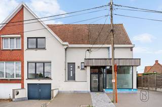 <p>TE KOOP: Ruime halfopen woning met 5 slaapkamers op centrale ligging in Waregem!</p><p>Vanafprijs, doe gerust een hoger bod!</p><p>Ontdek deze ruime halfopen woning in de Vredestraat, centraal gelegen in Waregem, op korte afstand van het administratief centrum en met een vlotte verbinding naar de belangrijkste invalswegen.<br />Ideale opportuniteit voor wie op zoek is naar veel woonruimte, een praktische indeling en tal van mogelijkheden.</p><p>INDELING: inkomhal, lichtrijke leefruimte, functionele keuken, 5 volwaardige slaapkamers, 2 badkamers, wasplaats, atelier en een polyvalente ruimte die perfect kan dienen als handelsruimte, bureau of hobbyruimte. Verder beschikt de woning over een praktische kelder, een garage, een carport en een gezellig terras.</p><p>TROEVEN:<br />- centrale ligging nabij het centrum van Waregem<br />- 5 slaapkamers en 2 badkamers<br />- garage én carport<br />- atelier en polyvalente ruimte met tal van mogelijkheden<br />- veel bergruimte dankzij kelder en wasplaats</p><p>Meer informatie of een bezoek: charlotte@immobeguin.be</p>