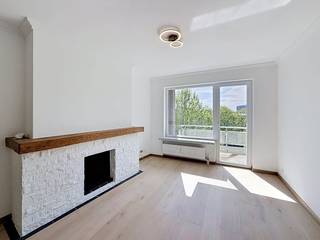 Dit appartement aan de Coupure Links is een droom voor wie houdt van licht en zicht. De ruime woonkamer biedt een rustgevend uitzicht over het...