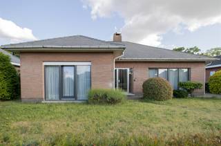 Maison de plain-pied rénovée avec 2 à 3 chambres sur 760 m². Hall d'entrée avec toilettes séparées.Séjour de 45 m² sur carrelage.Cuisine équipée de...
