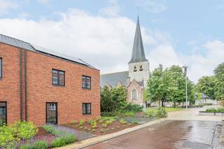 <p>In het centrum van Wespelaar verrijst deze stijlvolle halfopen nieuwbouwwoning waar comfort, duurzaamheid en een hoogwaardige afwerking centraal staan.</p><p>Het gelijkvloers biedt een ruime inkomhal met gastentoilet, een praktische berging en een lichtrijke leefruimte met open keuken. Grote raampartijen zorgen voor een aangename lichtinval en creëren een mooie verbinding met tuin en terras.</p><p>Op de eerste verdieping bevinden zich twee ruime slaapkamers, een aparte dressing of bureauruimte en een stijlvolle badkamer met ligbad, inloopdouche en dubbele wastafel. De zolderverdieping werd ingericht als een volwaardige derde slaapkamer met een tweede badkamer, ideaal als master suite, gastenverblijf of tienerkamer.</p><p>De woning wordt volledig afgewerkt én geschilderd opgeleverd in een warme, tijdloze stijl met kwaliteitsvolle materialen en hedendaags wooncomfort. Dankzij zonnepanelen, moderne technieken en doorgedreven isolatie voldoet de woning volledig aan de huidige energienormen.</p><p>De verkoopprijs wordt opgesplitst in een grond- en constructiewaarde. Op de grondwaarde betaalt u registratierechten, op de constructiewaarde is 21% btw van toepassing.</p><p><strong>Op zoek naar een instapklare nieuwbouwwoning waar kwaliteit, ruimte en energiezuinigheid samenkomen? Dan is dit een opportuniteit die u niet wilt missen.</strong></p>