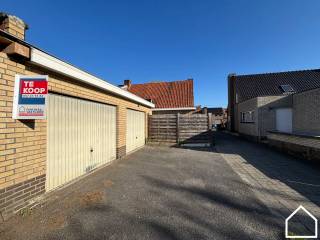 Bent u op zoek naar een praktische opslagplaats of een garage? Dan is deze garage zeker interessant voor u.ONTDEK DE GARAGE EN DE LOCATIE VIA DE...