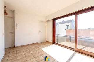 Dit goed ingedeelde 1-slaapkamerappartement op de 7de verdieping van een uitstekend onderhouden residentie uit de jaren '80 biedt de perfecte...