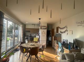 Dit centraal gelegen en verzorgd appartement bevindt zich op de eerste verdieping aan de rustige achterzijde van het gebouw. Het beschikt over...