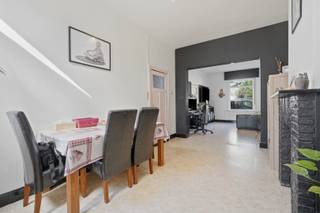 Ruime rijwoning met zongerichte tuin in Nieuwpoort-Stad<br /><br />Deze verrassend ruime rijwoning beschikt over een bewoonbare oppervlakte van 161 m² en is gelegen op een perceel van 177 m² in Nieuwpoort-Stad.<br /><br />De woning omvat op het gelijkvloers een inkomhal, ruime leefruimte, keuken, wasruimte, berging, kelder en apart toilet. Aansluitend bevindt zich de gezellige tuin met tuinberging / opslagplaats.<br /><br />De eerste verdieping is ingedeeld met een ruime slaapkamer en een grote badkamer voorzien van een ligbad, lavabomeubel en toilet. De tweede verdieping omvat een tweede volwaardige slaapkamer en een ruime onafgewerkte zolder, die mogelijkheden biedt voor de inrichting van een derde slaapkamer met mezzanine of zolderberging.<br /><br />Deze woning onderscheidt zich door haar ruime indeling, de aangename zongerichte tuin en het mooie potentieel om ze volledig naar eigen smaak in te richten. De woning wordt verwarmd via een centraal verwarmingssysteem en beschikt over een EPC-label D, waardoor er geen renovatieverplichting van toepassing is.
