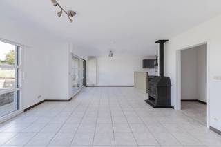 Te Erwetegem, op een perceel van 806 m², vinden we deze woning met aangebouwde handelsruimte of eventueel uitgebreid leefgedeelte (co-housing). De totale bewoonbare oppervlakte is een royale 363m² en dit zonder zolder of kelder! U beschikt hier over een woonhuis met een ruime leefruimte en open keuken, alsook een bureel, toilet, badkamer en wasplaats. Op het verdiep zijn er 3 slaapkamers en een vaste trap naar de zolder onder het nieuwe dak! Het linkse gedeelte is nieuw gebouwd in 2011 en omvat een winkelruimte en op het verdiep een vergaderruimte en vaste trap naar een afgewerkte zolder. Achter de woning vinden we een ruim terras en een grote tuin. Er is 1 overdekte parkeerplaats voorzien vooraan. Bijzonder ruime eigendom met minimale kosten! Voor meer inlichtingen of een bezoek, contacteer Veronique 0483/676579