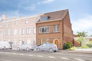 Ruim en lichtrijk huis te koop met 4 slaapkamers (mogelijkheid tot 5) en zuidwest gerichte tuin nabij het centrum van Ieper! Gelegen in de Haiglaan nabij het centrum, winkels, openbaar vervoer en oprit autostrade. Deze woning is nog verder af te werken op het gelijkvloers, maar al heel wat ingrijpende werken werden uitgevoerd. Contacteer Maxime op 0493 25 32 64 of via maxime.delbaere@dewaele.com INDELINGVerdiep -1: KelderGelijkvloers: Ruime inkomhal - Salon (20m²) - Open eetplaats (18m²) - Keuken (11m²) - Bijkeuken (9m²) - Wasplaats met berging (8m²) - Terras (25m²) - Tuinhuis (12,5m²) - Zuidwest gerichte tuin. Eerste verdieping: - Badkamer met bad, inloopdouche en dubbele lavabo (6,5m²) - Nachthal met berging (10m²) - Twee ruime slaapkamers - Dressing/slaapkamer 3 - Apart toilet. Vaste trap naar de tweede verdieping. Tweede verdiep: Ruime zolder, mogelijkheid tot 2 slaapkamers. Algemeen- Lichtrijke woonkamer met hoge palfonds - 4 slaapkamers (5 mogelijk)- 8 zonnepanelen aanwezig (3360 WP) - Thuisbatterij aanwezig (5KW) - goede ligging en bereikbaarheid- nabij winkels, scholen, afrit autostrade,... - Zuidwest gerichte tuin- Steenput aanwezig - Voldoende parkeergelegenheid voor de deur of in achterliggende wijk