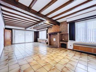 Cette maison sur le Molenbosweg à Loenhout a la disposition suivante : hall d'entrée, toilettes invités, salon, débarras, cuisine, 2 salles de...