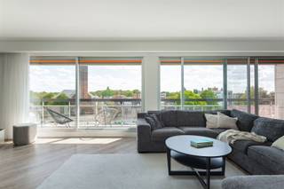 Ruim gerenoveerd appartement (177 m²) met terrassenOp de hoek van de Bredabaan en Ringlaan in Merksem vind je dit stijlvol appartement op de 4de...