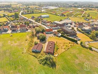 Prachtig gelegen karaktervolle hoeve met verzichten, op een perceel van maar liefst 3.831 m²!Op slechts 2 minuten van Waregem en Zulte bevindt zich deze authentieke hoeve met een uitzonderlijk potentieel.Gelegen op een prachtig perceel van maar liefst 3.831 m², geniet u hier van absolute privacy en een open zicht - en toch dichtbij alle voorzieningen.Deze eigendom vormt de ideale basis voor wie op zoek is naar ruimte, karakter en de mogelijkheid om een unieke woonomgeving te creëren. De hoeve kan verder afgewerkt worden volgens eigen smaak en wensen, waardoor u de vrijheid krijgt om uw droomproject volledig naar uw hand te zetten.Indeling van het woonhuis: gezellige leefruimte met open keuken, berging, wasplaats, badkamer met inloopdouche en 2 volwaardige slaapkamers. De zolderruimte biedt nog tal van mogelijkheden om bijkomende slaapkamers te creëeren.Daarnaast beschikt het geheel over 2 grote stalgebouwen, een open schuur en een bijgebouw (waarvan het dak reeds vernieuwd werd, dubbel glas pvc, ...), die een belangrijke meerwaarde bieden met tal van mogelijkheden.Troeven van deze eigendom:✔ Perceel van maar 3.831 m²✔ Authentieke hoeve met karakter✔ Slechts 2 minuten van Waregem én Zulte✔ Mooie ligging met maximale privacy✔ Zicht op velden✔ Naar eigen smaak af te werken✔ Tal van mogelijkheden voor wonen, werken, opslag of hobby'sEen zeldzame opportuniteit voor liefhebbers van ruimte, natuur en authentieke charme. Laat u verrassen door de mogelijkheden die deze unieke eigendom te bieden heeft.Meer informatie of een bezoek? charlotte@immobeguin.be