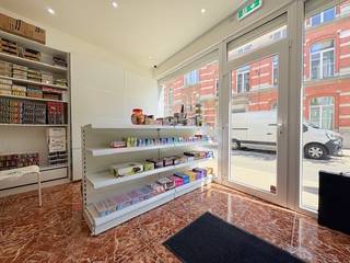 Goed onderhouden en recent gerenoveerd opbrengsteigendom met uitstekend rendement.Dit veelzijdige en instapklare opbrengsteigendom bestaat uit...