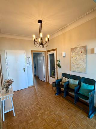 <p>Gelegen aan Boulevard Louis Schmidt, bevindt zich dit stijlvolle appartement op de 4e verdieping. Geen last van geluid gecombineerd met een prachtig uitzicht.</p><p>Het appartement bestaat uit een inkomhal met vestiaire, een ruime leefruimte/eetkamer van ±45 m² met bureauhoek, parket, een werkende open haard, en toegang tot een terras van ±3 m². Verder is er een uitgeruste keuken van ±11,3 m², een nachthal met ingebouwde kasten, 3 slaapkamers van ±14 m², ±10 m² en ±8 m², een badkamer en een apart toilet.</p><p>Werken in het appartement uitgevoerd door een binnenhuisarchitect met oog voor details & handige opslagruimtes.</p><p>Het appartement beschikt tevens over een kelder. Elektrische installatie conform en recent gerenoveerde centrale verwarming op gas. Mooi uitzicht over Brussel en gelegen op wandelafstand van tram- en metrostation Pétillon.</p><p>De garage is apart aan te kopen. Er is ruimte voor 4 auto's. 1 Binnen, 2 op de oprit & 1 vooraan. De garage zelf is bijzonder ruim (+-18m2). Garage niet verplicht aan te kopen wegens reeds bestaande interesse van huidige inwoners van het gebouw. Koper van het appartement krijgt prioriteit voor aankoop garage. Verkoopprijs: €55.000</p><p>Praktisch alle mogelijke structurele werken uitgevoerd in de laatste jaren in het gebouw:<br />- Dak vernieuwd & geïsoleerd<br />- Opritten van garages & gangpad vernieuwd<br />- Lift volledig vervangen</p><p>Grote troeven:<br />- Centrale ligging met goede verbinding<br />- Residentiële & veilige wijk<br />- EPC C - 149kwh/m2<br />- Prachtige levenskwaliteit in dit appartement</p>