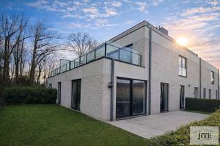 Dit appartement met 2 slaapkamers is gelegen in een recent gebouw met alle moderne voorzieningen en op wandelafstand van het centrum van Wellen.Via...