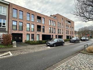 Ondergrondse autostaanplaats te koop in het luxueuze nieuwbouwproject Residentie Ruytenburg, gelegen in de Hendrik Marckstraat te Berchem.<br />De staanplaats bevindt zich op een toplocatie, vlakbij belangrijke invalswegen, openbaar vervoer, scholen en winkels.<br /><br />Interesse? Neem gerust contact op voor meer informatie.