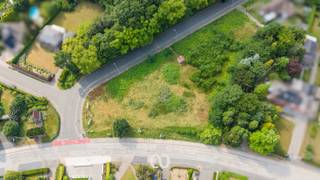 Ben jij op zoek naar een interessante projectgrond in het centrum van Oudenaarde? Gevonden!<br /><br />Deze ruime bouwgrond van meer dan 1.800 m² is gelegen in de Gentstraat en biedt heel wat potentieel voor wie op zoek is naar een project of ontwikkeling op een centrale en vlot bereikbare locatie. Dankzij de ligging vlakbij het stadscentrum, winkels, scholen en belangrijke invalswegen combineert dit perceel een strategische positie met een sterke toekomstwaarde.<br /><br />Een ideale opportuniteit voor wie wil investeren of bouwen in een goed gelegen en gevestigde omgeving.<br /><br />Lijkt dit perceel wel iets voor jouw project? Aarzel dan zeker niet en contacteer ons vandaag nog voor meer informatie!