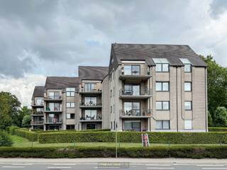Ruim, <strong>GELIJKVLOERS HOEKAPPARTEMENT MET GARAGEBOX</strong>, die de perfecte combinatie biedt van <strong>COMFORT, RUIMTE EN RUST</strong>. Dankzij de <strong>GUNSTIGE HOEKLIGGING</strong> geniet u hier van een overvloed aan natuurlijk licht en een <strong>AANGENAME CONNECTIE MET UW PRIVATIEVE TUIN</strong>. Een ideale woonopportuniteit voor wie op zoek is naar gelijkvloers wonen met het genot van een tuintje. Met een <strong>BEWOONBARE OPPERVLAKTE VAN CIRCA 120 M² </strong>biedt dit appartement <strong>3 SLAAPKAMERS</strong>, een gezellige leefruimte met zicht op het terras en het private tuintje, en een praktische indeling die uitnodigt tot zorgeloos wonen. De keuken, <strong>DOUCHERUIMTE EN BADKAMER</strong> zijn functioneel ingericht en het geheel bevindt zich in een <strong>GOEDE STAAT</strong> van onderhoud, waardoor het <strong>INSTAPKLAAR</strong> is voor de volgende bewoner. Gelegen in een rustige straat <strong>NABIJ HET CENTRUM VAN BRAKEL</strong>, geniet u hier van een vlotte bereikbaarheid en <strong>ALLE VOORZIENINGEN OP KORTE AFSTAND</strong>. Of u nu houdt van wandelen in het groen, lokaal winkelen of gewoonweg genieten van de gemoedelijke sfeer van de <strong>VLAAMSE ARDENNEN</strong>, dit appartement biedt het allemaal. Extra troef is de <strong>AFGESLOTEN GARAGEBOX</strong> die inbegrepen is in de verkoopprijs.<br /><br />Adres: Watermolenstraat 38 bus 1 te Brakel