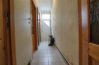 Deze rustige straat ligt net achter de doorgangsweg naar stad en autowegen. Achter de verzorgde gevel vindt men vooraan een kamer, momenteel als slpk gebruikt doch kan evengoed bureel of fietsen omvatten.<br />Living en keuken lopen ineen. Een nieuwe keuken zou niet misstaan.<br />Achteraan is het toilet, met douche en koertje. De 12 m² kelder is droog, extra bergruimte komt altijd van pas.<br />Op het 1e zijn 2 kamers, via de achterste kan men met de vaste buitentrap heel gemakkelijk op het terras. Op het 2e is de 4e slaapkamer en een ruime mooie badkamer met 2e toilet, en met toegang tot de bergzolder.<br />De electro is herdaan. Dubbel glas, en nieuwe cv. EPC is C, dus geen renovatieplicht.<br />MOET DRINGEND WEG ! KOM KIJKEN EN DOE BOD.