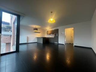 Centraal gelegen één slaapkamer appartement op de eerste verdieping in "Residentie Debbautshoek" te Zelzate.  Indeling: living met open ingerichte...