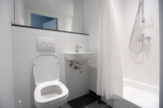 <p><strong>Leuven – Studentenkamer te koop aan de Vaartkom (SWO)</strong></p>

<p>In Residentie <em>Waterview</em>, gelegen aan de Vaartkom in het centrum van Leuven, bevindt zich deze studentenkamer. De Vaartkom is een levendige buurt met tal van bars en restaurants, een supermarkt in hetzelfde gebouw en een vlotte verbinding naar het station van Leuven.</p>

<p>De kamer valt onder het <strong>SWO-systeem (Samenwerkingsovereenkomst)</strong> van KU Leuven. Dit betekent dat de kamer wordt verhuurd aan een <strong>geplafonneerd huurtarief</strong>, jaarlijks vastgelegd door KU Leuven. <strong>Eigen gebruik (bv. voor een eigen kind) is niet toegestaan.</strong></p>

<p><strong>Indeling</strong><br />De kamer heeft een oppervlakte van <strong>17 m²</strong> en beschikt over een slaapruimte met bureau en een private badkamer met douche, toilet en lavabo. Daarnaast zijn er gemeenschappelijke faciliteiten zoals een keuken, fietsenstalling, wasruimte en een daktuin.</p>

<p><strong>Troeven</strong></p>

<ul><li>Zorgeloze investering: beheer en verhuur via KU Leuven (SWO)</li><li>Gelegen aan de voorzijde van het gebouw met uitzicht op de Leuvense binnenstad</li></ul>

<p><strong>Rendement</strong><br />Trimestrieel rendement: <strong>€ 1.189,80</strong></p>