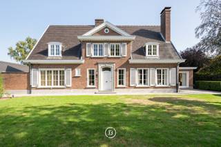 Op één van de meest gegeerde locaties van Izegem, in de residentiële en groene wijk De Bosmolens, bevindt zich deze klassieke villa op een prachtig perceel van maar liefst 3.152 m². De woning geniet van een bijzonder gunstige ligging, vlak bij het provinciedomein Wallemote-Wolvenhof en op slechts enkele minuten van de E403.<br /><br />Met een bewoonbare oppervlakte van 316 m² biedt de villa royale volumes en een mooie klassieke uitstraling. Dankzij haar degelijke en solide basis vormt de woning een uitstekende basis voor wie op zoek is naar een karaktervolle villa die, mits een energetische renovatie, kan worden aangepast aan de hedendaagse woonnormen en de wensen van de nieuwe eigenaar.<br /><br />Ook voor wie liever een volledig nieuw woonverhaal schrijft, biedt het uitzonderlijk grote perceel tal van mogelijkheden. De combinatie van de royale oppervlakte, de groene omgeving en de uitstekende bereikbaarheid vormt een aantrekkelijke basis voor de realisatie van een exclusieve droomwoning.<br /><br />Naast de villa bevinden zich een afzonderlijk bijgebouw met garage en berging.<br /><br />De ligging is bijzonder strategisch: rustig en residentieel, omgeven door groen en toch vlot bereikbaar. Dankzij de nabijheid van AZ Delta is dit eigendom ideaal voor artsen en andere professionals die dicht bij hun werk willen wonen, maar ook voor gezinnen die op zoek zijn naar een rustige, residentiële woonomgeving met een uitstekende bereikbaarheid.<br /><br />Kortom, een villa met veel potentieel op een zeer gegeerde locatie.