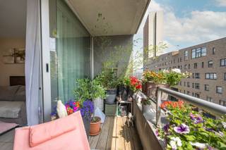 - Optimale lichtinval,<br />- Zuidgericht terras,<br />- Zéér centrale ligging,<br />- Inclusief staanplaats in het gebouw.<br /><br />Dit lichtrijk appartement bevindt zich op de vierde verdieping van residentie ‘North’, gelegen aan de Van Iseghemlaan. De residentie geniet van een uitstekende ligging in het bruisende centrum van Oostende, op slechts enkele stappen van het strand, de winkelstraten, restaurants en het openbaar vervoer.<br />Bovendien is een staanplaats in het gebouw inbegrepen – een absolute troef in deze centrale locatie.<br /><br /><br /><strong>INDELING</strong>: Inkom, lichtrijke leefruimte uitkijkend op het zonnig terras langs de voorzijde, keuken, berging, 2 slaapkamers uitgevend op het terras langs achterzijde, badkamer 1 met wastafel - ligbad - aansluiting wasmachine, badkamer 2 met een douche - toilet. Privatieve kelderberging.<br />Inclusief vier fietshaken in de gemeenschappelijke fietsenberging van het gebouw.<br />Inclusief staanplaats in het gebouw.<br /><br />Momenteel verhuurd aan correcte huurders. <br /><br />EPC: 227/ kWh - label C<br />Elektriciteit conform<br /><br />Meer informatie en bezoeken:<br />Immo De Beus 059 510 300