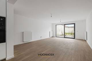 <p>Are you looking for a luxurious, renovated (2025) 4-bedroom home & with a garden in Sint-Niklaas? Then read on!<br /><br />The luxurious finishes, energy efficiency (EPC: 125 kWh/m² = Label B), the 4 bedrooms &, and the complete renovation are just a few of the highlights. Be sure to check out the up-to-code electrical system as well.</p><hr /><p><br />Layout:<br />Ground Floor: You enter this home through the entry hall, which includes a utility room. This hall features a storage area on the left. From the foyer, you enter the bright living area, which is connected to the fully equipped open kitchen (10-year warranty on cabinetry) with a cooking island. The kitchen is equipped with every convenience and features a cooktop with range hood, dishwasher, combination oven, refrigerator with freezer compartment, and a sink. The sliding window (HR+ glazing) in the living area provides access to the patio and the sunny garden. The living area also features a separate storage room with a separate toilet.<br /><br />1st Floor: The landing, accessible via the fixed staircase, provides access to two spacious bedrooms with laminate flooring and HR+ windows; this floor also features a separate toilet and a stylish bathroom.<br />2nd Floor: A fixed staircase leads to the finished master bedroom, which features a Velux window.</p><hr /><p><br />Highlights:<br />- Electricity inspection compliant<br />- Asbestos-safe<br />- 4 bedrooms<br />- Fantastic EPC rating (EPC B)<br />- Sunny garden!<br /><br />Would you like to schedule a viewing? 093107707 or info@woonhoekvastgoed.be</p>