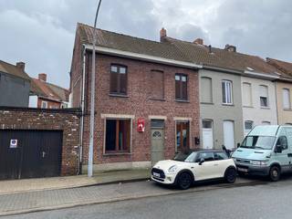 Deze rijwoning werd een aantal jaar verhuurd en is nu toe aan een opknapbeurt. Dubbele beglazing en centrale verwarming zijn al aanwezig. De woning bestaat uit een aparte inkom, een knusse living, een keuken, een badkamer (douche, lavabo en toilet) en een klein terrasje. Op de verdieping bevinden zich 2 slaapkamers. Geïsoleerde zolder. Droge kelder. Overal rolluiken.