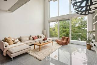 In een levendige buurt, op wandelafstand van het water en met een vlotte verbinding naar het stadscentrum en het openbaar vervoer, bevindt zich dit karaktervolle triplexappartement in een kleinschalige residentie.<br />Met een bewoonbare oppervlakte van maar liefst 150 m², een zonnig dakterras en een bijzonder uitzicht op het water combineert deze woning ruimte, licht en authenticiteit.<br /><br />Via de inkomhal met gastentoilet kom je in een lichtrijke leefruimte waar hoge plafonds, royale raampartijen en een open indeling zorgen voor een aangenaam gevoel van ruimte. <br /><br />De ruime leefruimte met zit- en eetgedeelte sluit naadloos aan op de open keuken en geniet van een prachtig uitzicht over het water. Authentieke elementen van de voormalige loodsen werden met zorg behouden en geven het geheel een uitgesproken karakter.<br /><br />Op de eerste verdieping bevindt zich de ruime masterbedroom, die eveneens geniet van een schitterend uitzicht op het water. De ensuite badkamer is uitgerust met een ligbad, een douche, een dubbele lavabo en een toilet.<br />De bovenste verdieping biedt een tweede comfortabele slaapkamer met rechtstreekse toegang tot het zonnige dakterras waar u in alle rust kunt genieten van de buitenruimte.<br /><br />Een appartement met een eigen identiteit, waar ruimte, licht en authentieke details samenkomen. Ideaal voor wie op zoek is naar een bijzondere woonplek met een flexibele indeling en connectie met het water.<br /><br />Extra troef: de mogelijkheid om een ondergrondse parkeerplaats te huren of aan te kopen.