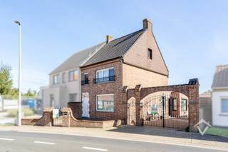 Deze woning is gelegen in het centrum van Ichtegem op een grondoppervlakte van 637 m² en bestaat uit: voortuin - oprit - inkomhal - ruime living - grote ingerichte ruime keuken met aansluitend een veranda. - wasplaats - berging - toilet - badkamer - terras - diepe tuin - afzonderlijke gemetste garage - diverse opbergruimten - nachthal - 3 slaapkamers - vaste trap naar de geïsoleerde zolder met mogelijkheid tot inrichten van meerdere slaapkamers of hobbyruimte. <br /><br />Troeven van deze woning: <br />- instapklaar<br />- centraal gelegen<br />- woning met veel mogelijkheden<br /><br />Contacteer ons voor een bezoek ter plaatse.