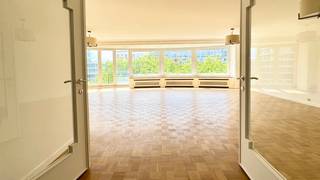 Dit ruime en lichtrijk appartement van 185 m², op de 5e verdieping, ligt aan de prestigieuze Louizalaan en biedt een uitzonderlijke woonomgeving...