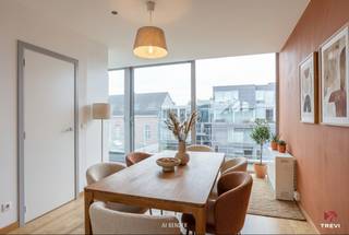 Ce magnifique duplex est situé le long du Lousbergkaai (Visserij) à Gand et donne sur le parc Lousberg à l'arrière.Transports en commun et commerces...