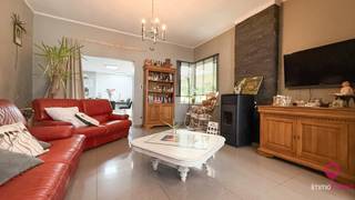 <p>Deze ruime woning ligt in het hartje van Beverlo, aan de Gaston Oomslaan. De tuin aan de achterzijde grenst aan het Burgemeester Heymansplein, wat zorgt voor tal van mogelijkheden en een aangename omgeving. Bovendien bevinden scholen, winkels en openbaar vervoer zich op wandelafstand, terwijl ook de belangrijkste invalswegen vlot bereikbaar zijn.<br /><br />De woning werd in 2023 gerenoveerd. Alle sanitaire en elektrische leidingen werden vernieuwd. Daarnaast werden onder andere een nieuwe leefkeuken, een nieuwe badkamer en een nieuwe pellet kachel geplaatst. Bovendien beschikt de woning over 8 zonnepanelen.<br /><br />Op de benedenverdieping bevindt zich een gezellige woonkamer met pellet kachel. Aansluitend ligt de ruime keuken, uitgerust met alle nodige inbouwtoestellen, een kookeiland en een ontbijtruimte.<br /><br />Verder beschikt het gelijkvloers over een inkomhal met gastentoilet, een grote wasplaats/hobbyruimte en een uitzonderlijk ruime garage. Deze garage biedt plaats aan 3 wagens of 2 bestelwagens en is eveneens geschikt voor het uitoefenen van een zelfstandige activiteit.<br /><br />Op de eerste verdieping bevinden zich 4 slaapkamers, een badkamer en een apart toilet. De badkamer is uitgerust met een comfortabel bad, een inloopdouche en een lavabo.<br /><br />Via een vaste trap bereikt u de zolderverdieping, die verder kan worden afgewerkt tot extra slaapkamers of een ruime hobbykamer. Daarnaast heeft de woning ook een kelder, wat zorgt voor een overvloed aan bergruimte.<br /><br />Achteraan de tuin bevindt zich een gezellig terras/binnenkoertje en voldoende ruimte voor kinderen om te spelen.<br /><br />Verder is er nog een grote schuur aanwezig die perfect kan dienen als opslagruimte of als extra garage.<br /><br />Maatregelen opgenomen in het Maatregelenregister: nee<br /><br />Pluspunten:<br /><br />-4 volwaardige slaapkamers<br /><br />-Vernieuwde keuken, badkamer en leidingen<br /><br />-Grote garage en ruime schuur<br /><br />-Kelder<br /><br />-Geïsoleerde zolder met vaste trap<br /><br />-Meer slaapkamers mogelijk<br /><br />-Scholen, winkels en openbaar vervoer op wandelafstand<br /><br />-Gelegen in het centrum van Beverlo<br /><br />-Ideaal voor grote gezinnen of zelfstandigen<br /><br />-Gezellig terras/binnenkoertje en ruime tuinomgeving<br /><br /><br /><br /><br />Wenst u meer informatie of een bezichtiging? Neem gerust contact op via 078/78.78.70 of kom langs op ons kantoor. U bent steeds welkom.</p>