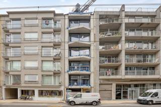 In het hart van Oostduinkerke-Bad schittert de exclusieve penthouse van Residentie Dunas. Dit unieke duplex-appartement beslaat de bovenste twee verdiepingen van een architecturaal hoogstandje waar één appartement per verdieping absolute privacy en wooncomfort garandeert. De oplevering van Residentie Dunas is gepland rond het paasverlof van 2026.<br />Toptroeven van deze penthouse:
<ul>
<li>Drie volwaardige slaapkamers.</li>
<li>Twee luxueus ingerichte badkamers.</li>
<li>Zuidgerichte, extra ruime terrassen: geniet in alle privacy van zon en zeezicht.</li>
<li>Geothermie met passieve koeling: geavanceerde grondboringen zorgen voor energiezuinige verwarming én verkoeling.</li>
<li>Zonnepanelen met energiedeling: duurzaam wonen met lagere energiekosten.</li>
<li>Geluidsisolerend glas: stilte en comfort.</li>
</ul>
Hoogwaardige afwerking:
<ul>
<li>Xinix-binnendeuren (minimalistisch & luxueus);</li>
<li>Domoticasysteem van DUOTECNO;</li>
<li>Wonen op het hoogste niveau;</li>
</ul>
De penthouse combineert een doordacht interieurontwerp met de nieuwste technieken op het vlak van energie, domotica en akoestiek. <br />Parkeren is geen zorg meer. De ondergrondse garage biedt veilige en ruime parkeerplaatsen.<br /><br />Neem contact met ons op voor een privébezoek ter plaatse.