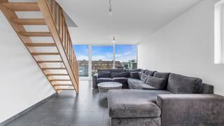 Stap binnen in dit prachtige duplex appartement in het centrum van Maasmechelen, waar licht, ruimte en modern comfort op een harmonieuze manier samenkomen en je meteen verwelkomt. Gebouwd in 2021, straalt deze eigendom een hedendaagse klasse en verfijning uit. Dankzij de grote raampartijen geniet elke ruimte van een overvloed aan natuurlijk licht, wat zorgt voor een open en aangename sfeer. De aanwezigheid van vloerverwarming doorheen het volledige appartement garandeert bovendien een constant en behaaglijk binnenklimaat, ongeacht het seizoen.<br /><br />Bij het betreden van het appartement word je meteen verwelkomd in een lichtrijke en ruime leefruimte die naadloos overgaat in de moderne keuken. Deze keuken is zonder twijfel een echte blikvanger: strak vormgegeven, afgewerkt met kwalitatieve materialen en voorzien van alle hedendaagse toestellen. Het centraal geplaatste kookeiland vormt het hart van de ruimte en nodigt uit tot gezellig samenzijn, of het nu gaat om een uitgebreid diner met vrienden of een snelle maaltijd tijdens een drukke dag. De combinatie van functionaliteit en esthetiek maakt deze keuken tot een droom voor elke kookliefhebber.<br /><br />Aansluitend aan de leefruimte bevindt zich het balkon, dat een verlengstuk vormt van de woonkamer. Hier geniet je in alle rust van een kop koffie in de ochtendzon of kom je ’s avonds tot ontspanning na een lange dag. Op deze verdieping bevinden zich verder twee comfortabele slaapkamers, een stijlvolle badkamer en een apart toilet, wat zorgt voor een praktische en aangename indeling.<br /><br />De bovenverdieping biedt nog eens twee ruime slaapkamers en een tweede toilet, ideaal voor gezinnen, gasten of het creëren van een aparte werk- of hobbyruimte. Deze doordachte indeling zorgt voor voldoende privacy en flexibiliteit, met in totaal vier slaapkamers, één badkamer en twee toiletten.<br /><br />Ook op vlak van comfort en praktische voorzieningen scoort dit appartement bijzonder goed. De ondergrondse parkeerplaats biedt een veilige en gemakkelijke oplossing voor je wagen.<br /><br />Met een EPC-label A is dit appartement bovendien uiterst energiezuinig, wat niet alleen goed is voor het milieu, maar ook voor je energiefactuur. Extra duurzaamheid wordt gegarandeerd door de installatie van zonnepanelen, die bijdragen aan een aanzienlijke vermindering van het energieverbruik en je helpen om zelf groene stroom op te wekken. Hierdoor geniet je niet alleen van een comfortabele en moderne woning, maar ook van een slimme investering op lange termijn. Dankzij deze energiezuinige maatregelen combineer je wooncomfort met milieubewust leven, waardoor dit appartement een uitstekende keuze is voor iedereen die duurzaamheid hoog in het vaandel draagt.<br /><br />De ligging is een absolute troef. Je bevindt je op wandelafstand van het levendige centrum van Maasmechelen, waar winkels, supermarkten, gezellige cafés en tal van restaurants elkaar afwisselen. Wat deze buurt echt uniek maakt, is de bruisende mix van culturen die zich vertaalt in een verrassend veelzijdig culinair aanbod. Zin in een gezellige brunch, een snelle hap of een uitgebreid diner? Van charmante brasserieën tot authentieke eetzaakjes met smaken uit onder andere de Italiaanse, Turkse, Griekse en Aziatische keuken: hier ontdek je elke keer opnieuw iets nieuws. Ideaal voor wie graag geniet van lekker eten en houdt van een levendige, diverse omgeving.<br /><br />Daarnaast geniet je van een vlotte verbinding met de autosnelweg, waardoor steden zoals Hasselt, Genk en Sint-Truiden snel bereikbaar zijn. Ook Maastricht ligt vlakbij en nodigt uit voor een dagje shoppen, culinair genieten of cultuur opsnuiven in een sfeervolle setting.<br />Kortom, dit duplex appartement combineert modern wonen met comfort en een topligging. Met zijn hoogwaardige afwerking, lichtrijke ruimtes, prachtige keuken met kookeiland en praktische indeling is dit de ideale thuis voor wie op zoek is naar stijlvol wonen, of een interessante opportuniteit voor investeerders.<br /><br />Neem gerust een kijkje in de 3D-tour en wandel alvast virtueel door de ruimte - wel zo makkelijk én leuk!<br />https://my.matterport.com/show/?m=WPxkCegRfyk<br /><br />STEDENBOUWKUNDIGE INFORMATIE:<br />- Stedenbouwkundige vergunning ontvangen: JA<br />- Stedenbouwkundige bestemming: Woongebied<br />- Verkavelingvergunning: NEEN<br />- Voorkooprecht RUP: NEEN<br />- Dagvaarding voor inbreuk op de stedenbouwkundige voorschriften: NEEN<br />- Overstromingsgevoeligheid van uw vastgoed: NEEN<br />P-score: C<br />G-score: C<br />EPC: A label, 32 kWH/m²<br />Certificaatcode: 73107-G-OMV_2018144998/EP15119/A001/D01/SD017<br /><br />Wens jij deze woning te bezichtigen? Aarzel niet en neem contact met ons op, we staan voor je klaar!<br />Tel.: 0032 497 84 48 80<br />E-mail: info@caenenvastgoed.be<br /><br />Tot binnenkort!<br />