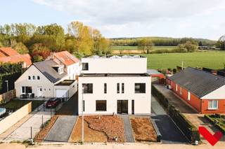 <p>Gelegen in de Eendebroekstraat biedt deze woning een ideale combinatie van rust en bereikbaarheid. In de nabije omgeving vindt u winkels, scholen en belangrijke invalswegen, waardoor u geniet van optimaal wooncomfort.<br /><br />Deze hedendaagse nieuwbouwwoning wordt gekenmerkt door een doordachte indeling, veel natuurlijke lichtinvallen en een hoogwaardige afwerking. <br />De woning werd recent volledig geschilderd en is instapklaar. <br />Bovendien heeft u nog inspraak in de verdere afwerking en indeling, zodat u de woning volledig naar uw eigen smaak en noden kunt personaliseren.<br /><br />U betreedt de woning via een zij-ingang. Eenmaal binnen bevindt zich aan de linkerzijde de ruime, moderne open keuken, die geniet van een aangenaam uitzicht op de tuin. Aan de rechterzijde bevindt zich de lichtrijke leefruimte, die samen met de keuken het hart van de woning vormt.<br /><br />Op de verdieping bevinden zich drie volwaardige slaapkamers en een stijlvolle badkamer met inloopdouche. <br />Buiten geniet u van een onderhoudsvriendelijke tuin met terras.<br /><br />Troeven:<br />• Veel natuurlijke lichtinval<br />• Pas geschilderd en instapklaar<br />• Mogelijkheid tot eigen indelingskeuzes<br />• Ruime, moderne keuken<br />• 3 slaapkamers<br />• Badkamer met inloopdouche<br />• Zonnepanelen voor energiezuinig wonen<br />• Laadpaal voor elektrische wagen<br />• Rustige ligging met goede bereikbaarheid<br /><br />Interesse? Aarzel niet en contacteer BVM Vastgoed op 016 23 21 45 of via info@bvm-vastgoed.be.</p>