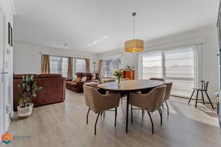 Op een uitstekende locatie te Keerbergen bevindt zich dit ruim en instapklaar duplex appertement met 3 slaapkamers en aparte garagebox. U bevindt...