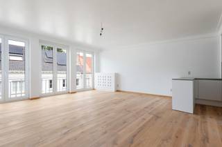 Stijlvol gerenoveerd appartement op de bovenste verdieping van een verzorgd gebouw, gelegen in het hart van het historisch centrum van Antwerpen. Dit instapklare appartement werd volledig gerenoveerd in 2025-2026 en combineert hedendaags comfort met een hoogwaardige afwerking.

Via de inkomhal betreedt u een ruime gang met ingebouwde vestiairekasten, een apart gastentoilet en een praktische bergruimte. De lichtrijke leefruimte valt onmiddellijk op door de prachtige houten vloer en de grote raampartijen van vloer tot plafond, die zorgen voor een overvloed aan natuurlijk licht en een aangenaam ruimtegevoel.

Doorheen het appartement werd gekozen voor maatwerk en functionaliteit. Ingebouwde kasten bieden voldoende opbergruimte en dragen bij aan de strakke afwerking. De open maatwerkkeuken is uitgerust met kwalitatieve toestellen en sluit naadloos aan op de leefruimte.

Het appartement beschikt over twee volwaardige slaapkamers en een stijlvolle badkamer, voorzien van een ligbad, dubbele lavabo en een tweede toilet.

Mogelijkheid tot aankoop van twee autostaanplaatsen aan 35.000 EUR per stuk.

Een kwalitatief afgewerkt appartement op een absolute toplocatie, ideaal voor wie op zoek is naar comfortabel en stijlvol wonen in het historische centrum van Antwerpen.

Mogelijkheid tot aankoop van twee autostaanplaatsen aan 35.000 EUR per stuk.