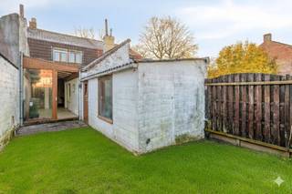 Along the Kruisstraat in Sijsele (Damme), this house for sale is located on a 144m² plot with 3 bedrooms, outdoor space and 1 parking space. There...