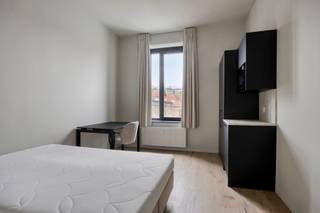 <span><strong>**Vraag uw brochure op/bezoek aan!**</strong></span><br /><br /><span>Residentie The Hills is een opbrengstpand dat voor zowel studerende jongeren in de Leuvense stadskern als in Heverlee en Brussel een goede locatie biedt. Je bent op wandel/ fiets afstand van de Leuvense Stadskern, het Sportkot, de KULeuven campussen in de binnen en buitenstad alsook het station van Leuven en Heverlee. Deze residentie is gelegen op de </span><strong>Naamsesteenweg</strong><span>. Niet alleen zijn strategische ligging is een troef maar ook de residentie zelf zal puur genieten zijn. Via de Hertogstraat bent u op enkele minuten op de </span><strong>Arenberg faculteiten</strong><span> als op de </span><strong>UCLL-campussen</strong><span>.</span><br /><br /><span>Deze residentie is een </span><strong>vernieuwbouwproject</strong><span>. De renovatie werd uitgevoerd met oog voor detail, kwaliteitsvolle materiaalkeuze en afwerking. Daarnaast voldoet het gebouw aan de strenge energiezuinigheidsnorm van 2025. Deze knusse residentie bestaat uit </span><strong>5 kamers eigen sanitair en 1 studio met privé tuin</strong><span>. Bijkomend heeft dit pand een gemeenschappelijke keuken. Kortom, deze residentie heeft het allemaal.</span><br /><br /><span><strong>Interesse? Vraag je brochure op en plan uw bezoek in met onze Expert Investeringsvastgoed: jack@connect-immo.be of 0495 53 46 49</strong></span><br /><br /><span>EPB startverklaring</span><br /><span>wche, gdv, gvkr, gvv</span>