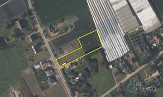 <p><span>Royaal perceel van 3.183,54 m² te koop in Lochristi – zonder bouwverplichting!</span></p><p><span>Op zoek naar een ruime bouwgrond op een gunstige locatie, met de vrijheid om uw bouwplannen op eigen tempo te realiseren? Dit veelzijdige perceel, gelegen in een centrale wijk nabij het centrum van Lochristi, biedt een uitstekende opportuniteit. </span></p><p><span>Het totale perceel heeft een oppervlakte van maar liefst 3.183,54 m² en bestaat uit 947 m² bouwgrond aan de voorzijde en 2.236,54 m² achterliggende landbouwgrond. Het bouwlot is geschikt voor de realisatie van een vrijstaande woning, met volgens de geldende verkavelingsvoorschriften een maximale bebouwde vloeroppervlakte van 234 m² (13 meter breed x 18 meter diep).</span></p><p><span>De ruime achterliggende landbouwgrond geeft het perceel een bijzonder open karakter en biedt extra mogelijkheden voor wie droomt van een uitgestrekte tuin of interesse heeft in landbouwactiviteiten, rekening houdend met de geldende bestemmingsvoorschriften. Een belangrijke troef is bovendien dat het perceel wordt verkocht zonder bouwverplichting. Hierdoor bent u niet verplicht om onmiddellijk te bouwen en kunt u uw bouwplannen realiseren op het gewenste moment.</span></p><p><span>Het plan van opmeting en de bijhorende bouwvoorschriften kunt u raadplegen via onze website.</span></p><p><span>De vraagprijs voor het volledige perceel van 3.183,54 m² bedraagt € 359.000, exclusief verkooprechten.</span></p><p><span>Interesse in dit ruime perceel met tal van mogelijkheden? Neem gerust contact op met Hendrik via hendrik@vastgoed-dc.be of via onze website. </span></p>