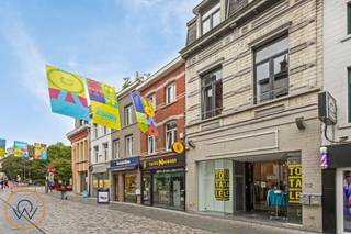 Deze uitstekend gelegen handelsruimte bevindt zich in de belangrijkste winkelstraat van Halle en biedt volop mogelijkheden voor uw zaak. Met...