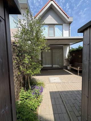 <p><span>Te huur op jaarbasis. Mooi woning op topligging in de Dienstweg Havengeul vlakbij en met zicht op park. Woning in perfecte staat bestaande uit inkom, toilet, woonkamer, keuken, terras, terrasbergingen, 2 slaapkamers, badkamer. Inclusief parkeerplaats vlakbij de woning. Compleet en stijlvol bemeubeld. € 900 + € 50 kosten. Onmiddellijk beschikbaar. </span></p>