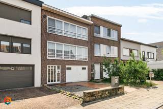 Nabij het centrum van Lier bevindt zich deze te renoveren woning met 3 slaapkamers, tuin en inpandige garage met achterliggende werkplaats. U bevindt zich hier in een doodlopende straat, op fietsafstand van het bruisende centrum met zijn winkels, scholen, gezellige horecazaken en het openbaar vervoer.<br /><br />We betreden de woning via de inkomhal met vestiaire. De gelijkvloerse verdieping is volledig ingericht als garage met aanpalende werkplaats. Deze ruimte van ± 90m² kan bijvoorbeeld ingericht worden als een atelier, bergruimte en/of garage. Tevens is er een doucheruimte en aparte toilet aanwezig, alsook de toegang naar de kelder van ± 40m². In de oostgerichte tuin met terras kan u steeds in alle rust en privacy genieten van het mooie weer. Wanneer we de trap volgen naar de eerste verdieping komen we in de leefruimte, dewelke kan ingericht worden als gezellige woonkamer en bureau. Aangrenzend bevindt zich de keuken, voorzien van een basis uitrusting. Via de keuken betreden we de aparte eetplaats alsook de berging en aparte toiletruimte. Via de nachthal op de tweede verdieping heeft u toegang tot de 3 ruime slaapkamers en de badkamer, uitgerust met een lavabo, toilet en douchebad. De tweede verdieping beschikt ook over een extra ruimte dewelke gebruikt kan worden als berging/dressing.<br /><br />U bent verplicht om deze woning binnen de 6 jaar na aankoop grondig energetisch te renoveren tot minimum EPC-label D.<br /><br />Dit is een uitstekende opportuniteit als u op zoek bent naar een te renoveren woning met 3 slaapkamers op fietsafstand van het centrum van Lier. Contacteer ons voor meer informatie op 0472 82 80 66 of neem een kijkje op www.boonstravastgoed.be .<br /><br />Bijzonderheden:<br />- 3 slaapkamers<br />- Oostgerichte tuin<br />- Ruime garage met aanpalende werkplaats