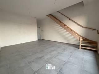 <p><span>Duplex appartement met 3 slaapkamers op de 3de verdieping Centrum Aalst</span><span><br /><br />In het hart van Aalst bevindt zich het charmante nieuwbouwproject De Kluys. Op de 3de verdieping van dit kleinschalige project vindt u dit ruime duplexappartement met 3 slaapkamers, ideaal voor wie comfortabel en energiezuinig wil wonen in het centrum, maar toch in alle rust dankzij de ligging in een eenrichtingsstraat.<br /><br />Het appartement maakt deel uit van een project met in totaal 13 entiteiten, bestaande uit één-, twee- en drieslaapkamerappartementen en penthouses. Dit duplexappartement is een BEN-woning en is uitgerust met een warmtepomp, vloerverwarming, luchtdichte isolatie en zonnepanelen, wat garant staat voor een uitzonderlijk laag energieverbruik en optimaal wooncomfort.<br /><br />De afwerking gebeurt met hoogwaardige materialen, die u volledig naar eigen smaak kunt kiezen. Aan de achterzijde van het gebouw bevinden zich autostaanplaatsen met laadpalen.</span><span><br /><br />*Prijs vermeld in de advertentie betreft prijs excl. BTW en kosten.</span><span> (6% btw mogelijk) </span><span><br /><br />Voor meer info bel naar Tiebe 0468 26 61 85 of mail naar tiebe@immonuvo.be. </span></p>